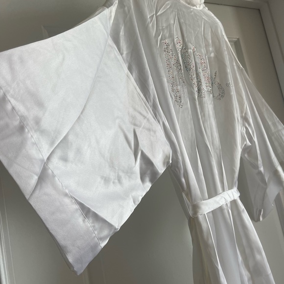 VS Robe - Picture 6 of 8